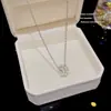 Collar de acero de titanio de moda japonesa y coreana con colgante de diseño de nicho de lujo ligero de alta gama, cadena de clavícula sencilla que combina con todo.