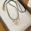 Colar Cruzado Europeu e Americano Sol e Lua, Corrente de Clavícula Minimalista Simples e Fashion, Colar Versátil com Design Único para Mulheres