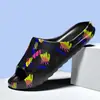 Novas sandálias de dedo masculinas de verão, moda trendy, para uso externo na praia e em casa, chinelos para casal