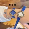 Nuevo reloj de pulsera para mujer, esfera con diseño de trébol de cuatro hojas totalmente incrustada con diamantes, correa de moda, movimiento de cuarzo de tres agujas, color dorado, venta al por mayor
