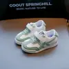 Tênis infantil 2025 verão novo estilo crianças médias e grandes sola macia respirável sapatos de um só cor para meninos e meninas versátil moda sapatos de um só