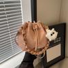 Pequeno fresco e estilo estrangeiro estilo coreano saco de ombro cordão feminino 2024 primavera e verão novo all-match ins messenger bag bucket bag