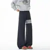 Nueva colección de otoño: Pantalones deportivos de punto texturizado para hombre con estampado de escamas de dragón, que cuentan con tres franjas, cintura elástica, cordón de ajuste, un corte holgado y un diseño de pierna recta para uso casual.