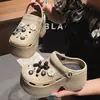 Zuecos de suela gruesa para mujer, modelo nuevo 2026, sandalias y chanclas cerradas antideslizantes de EVA para aumentar la altura, para uso exterior en verano