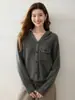 26 Novo moletom de cashmere feminino com bolsos, espessado para outono e inverno, modelagem solta, suéter com capuz, segunda pele de tricô e peça externa