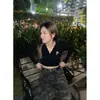 Top Corto de Diseñador de Moda para Mujer con Cuello en V y Cuello Polo, Estilo Corto Elegante con Abdomen al Descubierto, Camiseta de Manga Larga Ajustada Bordada