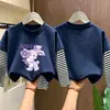 Camiseta de manga larga a rayas de algodón puro para niñas, colección primavera/otoño 2026, estilo nuevo, diseño de caricatura lindo, capa base versátil y a la moda