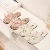Pantuflas Casuales para Niñas con Lazo de Pedrería Verano 2025 Nuevas Sandalias de Suela Suave para Niñas Zapatos de Princesa con Punta de Perla