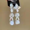 Pendientes de borla de flor de concha blanca transfronterizos europeos y americanos con perlas, pendientes de estilo de corte francés, pendientes ligeros y lujosos con un toque de alta gama