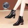 Nuevas Botas de Tacón Medio de Piel Suave para Mujer, Invierno Más Terciopelo Punta Fina Tacón Grueso Botines, Botas Martin con Punta Fina Florales Elegantes, Botas para Mujer