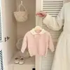 Cárdigan de punto rojo para niña, nuevo estilo de otoño, suéter para bebé con lazo, prenda exterior jacquard suave y cómoda con estampado de corazones para bebés y niños pequeños