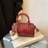 A bolsa-travesseiro de mão popular deste ano é a nova bolsa transversal versátil retrô de verão de 2026 com um design cilíndrico de alta qualidade e elegante.