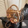 Bolsa de Palha Trançada Design de Nicho Feminina Primavera e Verão 2025 Nova Bolsa Transversal Versátil Mini Bolsa de Praia para Férias na Beira-Mar