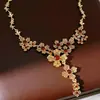 Aretes y collar florales estilo vintage europeo y americano con incrustaciones de diamantes turquesa azul, cadena para la clavícula de nicho de lujo ligero, juego de joyería de alta gama