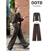 Conjunto deportivo para mujer en tonos marrón y café, que incluye una sudadera y pantalones, perfecto para el otoño, creando un look estilizado y moderno con un ambiente casual de inspiración coreana.