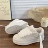 Nuevas Zapatillas Blancas de Suela Gruesa para Mujer Primavera 2026, Mocasines Originales de Estilo Hong Kong de Moda, Zapatos Deportivos Casuales Versátiles