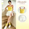 Conjunto de entrenamiento Pilates adelgazante para mujer, con un top tipo camisola de bloques de color y shorts atléticos de cintura alta, plisados y anti-exposición.