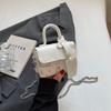 Bolsa pequena portátil com texto Bolsa feminina 2024 Nova bolsa de ombro estampada na moda Bolsa de ombro transversal de cor contrastante Bolsa quadrada pequena