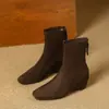 Botas de moda quadradas retrô estilo francês, novo modelo outono e inverno 2026, botas curtas elásticas versáteis de camurça, confortáveis e quentes, que não cansam os pés