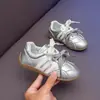 Zapatillas de entrenamiento alemanas sencillas para niñas estilo ballet, nuevas zapatillas deportivas infantiles otoño e invierno 2026, zapatos casuales planos de doble tira para niñas pequeñas