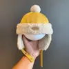 Gorro de Bebé Estilo Lei Feng Otoño e Invierno Lindo y Súper Adorable para Niños y Niñas, Cálido con Protección para Orejas de Felpa para Bebés de 1 Año en Invierno