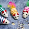 Juguetes para Gatos Amazon Ratón Pequeño Resistente a Arañazos y Mordeduras con Sonido, Ratón de Sisal con Pluma de Colores Juguete para Gatos