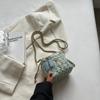 Bolso pequeño de hombro cruzado de nicho de moda popular de este año para mujer 2022 nuevo bolso cuadrado pequeño estilo Chiang de lana con cadena pequeña
