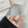 La tendencia de anillos para amantes de demonios y ángeles se refiere a hombres y mujeres un par de anillos abiertos de moda simples con anillos de alas en blanco y negro