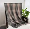Bufanda chal cálida de cachemira británica a cuadros unisex de moda para otoño e invierno con borlas que combinan con todo.