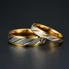 Novo modelo de moda europeia e americana de 2021, anéis de casal diagonais com padrão de degrau dourado inovador, fabricante oferece descontos para pedidos em volume