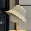 Chapéu de Palha Elegante Estilo Francês Retrô com Cúpula de Pérolas para Mulheres, Chapéu Balde Versátil para Passeios de Verão com Aba Larga, Chapéu de Pescador com Proteção Solar