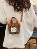 Bolso de cubo retro europeo y americano moderno y personalizado para mujer, estampado de leopardo, a la moda y con estilo, diseño de nicho, adecuado para ir al trabajo, bolso de mano y bolso cruzado