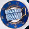 Juego de taza y platillo de café de porcelana de hueso de estilo británico, tetera con flores para el té de la tarde británico, taza de desayuno de cerámica pintada de azul y dorado.