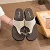Estilo minimalista urbano, elegante e chique, chinelos de alta qualidade para o dia a dia, sapatos femininos 2026, uma tendência popular e estilosa