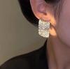 Celebridad de internet pendientes elegantes de longitud media estilo socialité pendientes de borla de metal con diseño de moda pendientes de lujo ligero