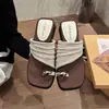 Sandálias de salto anabela femininas de verão para uso externo 2026, confortáveis e não cansativas, novas chinelos slip-on franzidos estilo francês