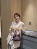 Bolso cubo con patrón de lichi para mujer, nuevo modelo 2026, bolso de mano, bolso de hombro, bolso cruzado, versátil para ir al trabajo, bolso cesta pequeño con colgante