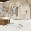 Arara de Exposição para Loja de Roupas Aço Inoxidável Chão ao Teto Criativa Roda Universal Arara de Exposição Nakajima Arara para Roupas Masculinas e Femininas Cabideiro