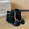 Sandálias e botas de novo estilo com aumento interno de altura, elegante estilo romano francês para mulheres, botas curtas de verão 2026 com design vazado e fivela de cinto