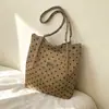 Bolsa feminina de veludo cotelê, nova coleção de outono 2026, design moderno de bolinhas, bolsa tote de grande capacidade para o dia a dia, bolsa de ombro