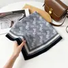 Pañuelo cuadrado marrón estilo Maillard para mujer, nuevo modelo otoño 2026, elegante y versátil, se puede usar como accesorio decorativo para el cabello o bufanda para el cuello, venta al por mayor