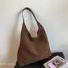 Bolso de hombro de gamuza estilo Dongdaemun coreano, gran capacidad, estilo HOBO de moda, simple y moderno, diseñado para mujeres, y se puede llevar debajo del brazo