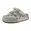 Sandalias de entrenamiento alemanas de diseño de lunares retro versátiles cómodas modelo nuevo 2026 estilo universitario mules slip-on de punta cerrada