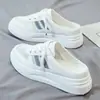 Zapatos de verano nuevos y versátiles para mujer con suela gruesa para uso casual diario, 2026 zapatos blancos transpirables de moda que aumentan la altura para mujer