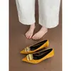 Tacones altos de tacón de gatito para mujer que no cansan los pies, nuevo estilo primavera/otoño 2025, versátiles y elegantes, zapatos de tacón de aguja de ante negro con punta fina