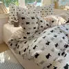 Juego de ropa de cama de cuatro piezas de algodón 100% clase A para dormir sin ropa, funda de edredón de algodón puro con estampado de dibujos animados fresco y lindo estilo ins, juego de tres piezas para dormitorios de estudiantes