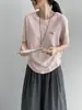 Luego, la versátil camiseta simple bordada de estilo coreano para mujer es de corte holgado, cuello redondo, manga corta y adecuada para el uso casual diario en verano, modelo G8906