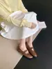 Novos sapatos de balé slip-on plissados e planos estilo retrô para mulheres, sapatos Mary Jane de bico redondo com laço, cor prata