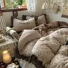 Juego de Cuatro Piezas de Sábanas Ajustables y Fundas de Edredón con Estampado Retro Estilo Bosque y Encaje Floral Pequeño, Comercio al por Mayor de Ropa de Cama Retro