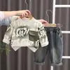 Moda Nova de Primavera para Meninos Rua Fried Estampado Completo Letra Grande Manga Longa Peça Dupla Bebê Elegante Manga Longa Terno Tendência